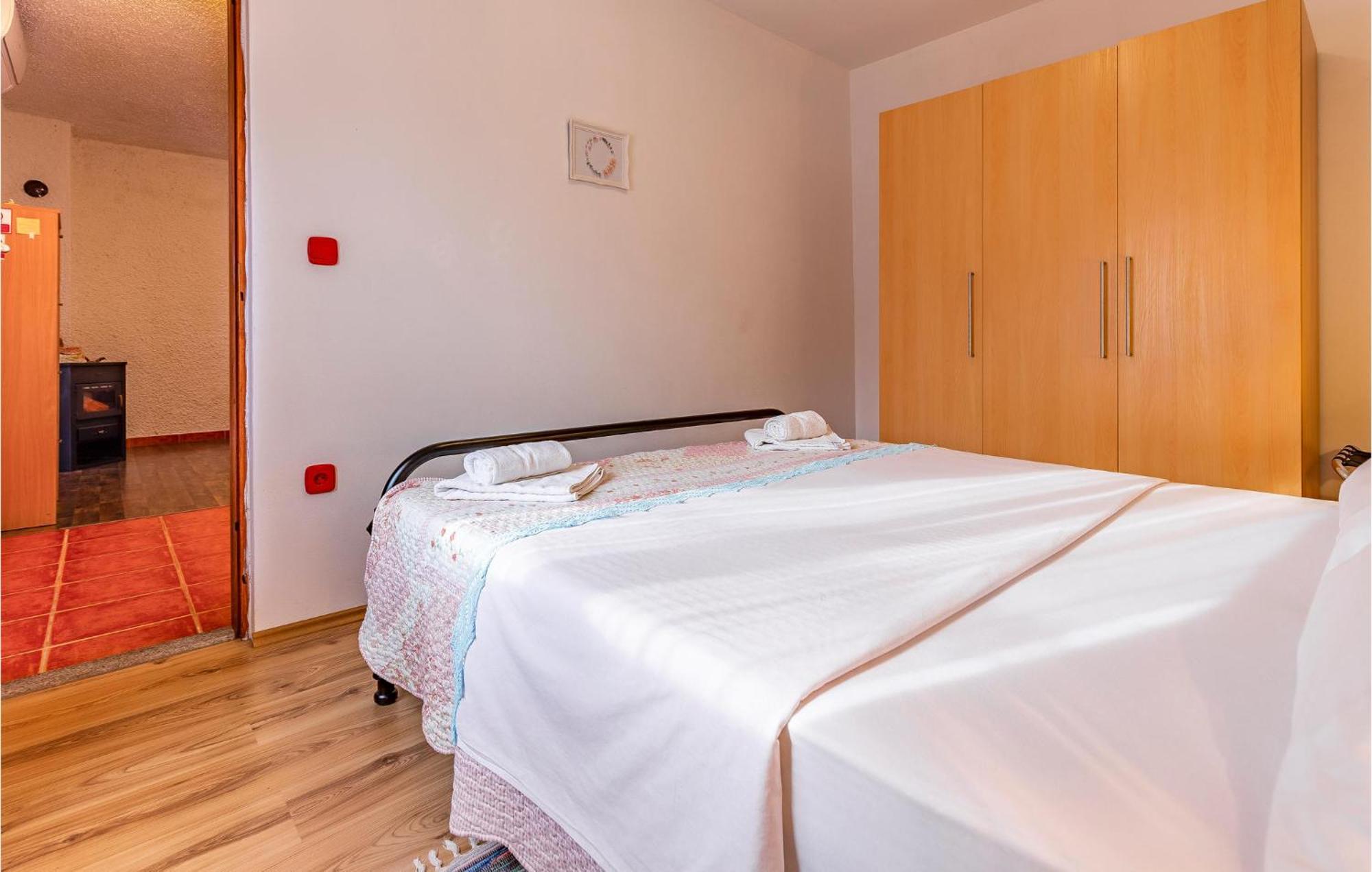Lovely Apartment In Premantura With Wifi Extérieur photo